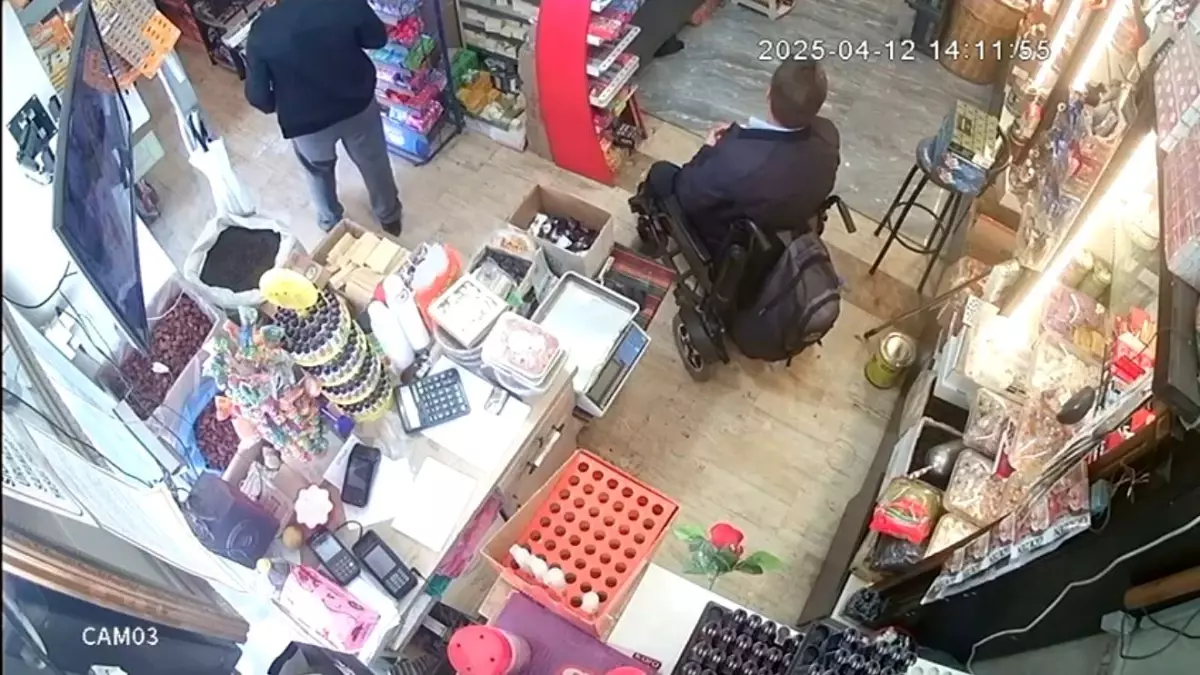 Gaziantep\'te tırnakçılık yöntemiyle 100 lirayı çalan şahıs güvenlik kamerasında