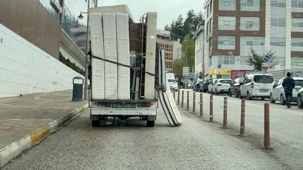 Karabük\'te Yolda Yatak Sürüklendi
