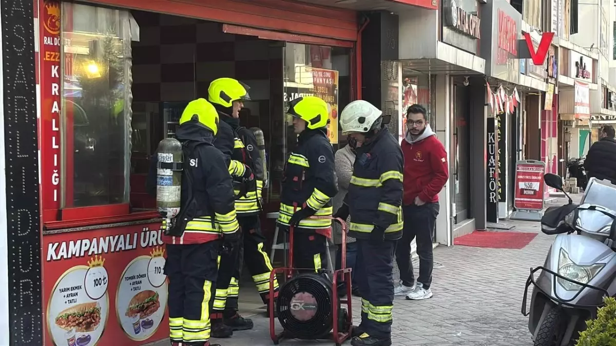 Bolu\'da Tavuk Döner Dükkanında Yangın