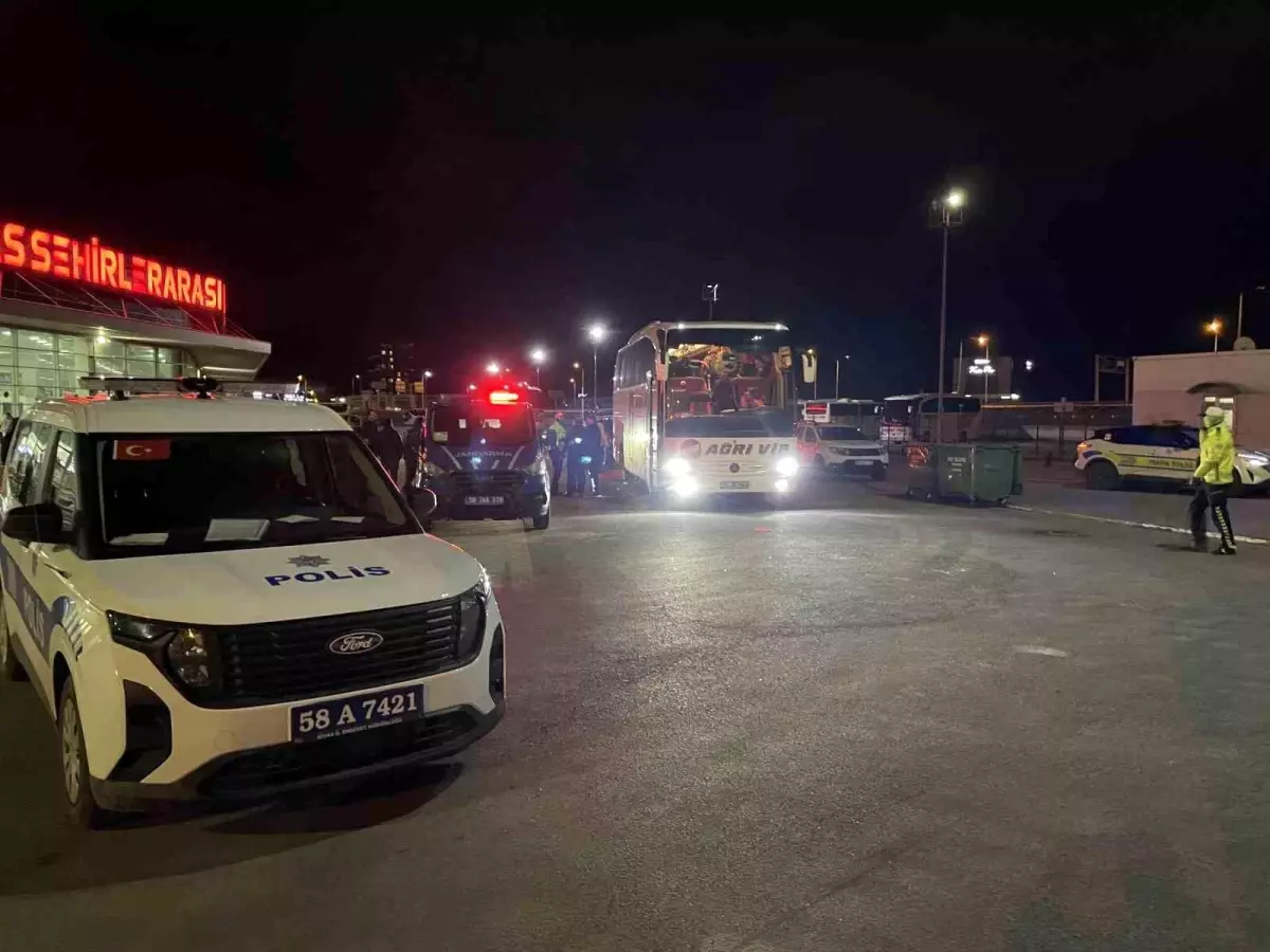 Sivas\'ta Otobüs Çarpması İhbarı: Parçalanmış Ceset Bulundu
