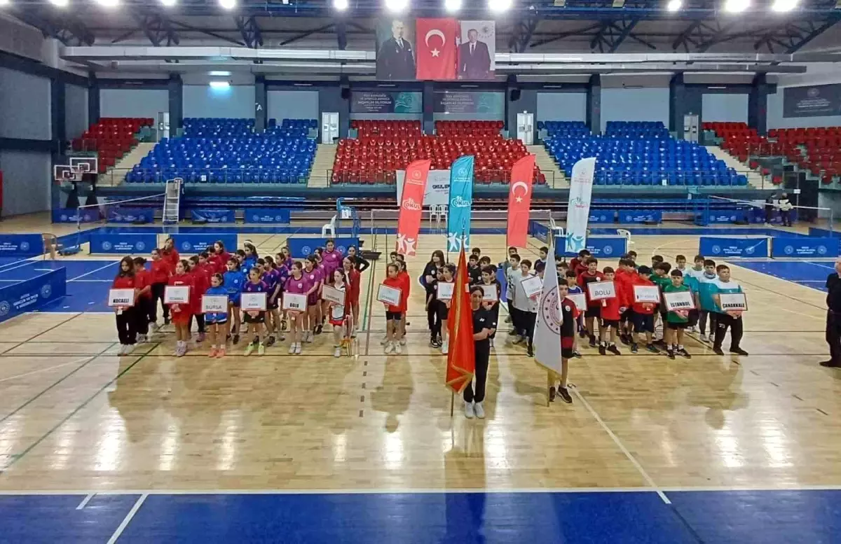 Düzce\'de Badminton Küçükler Grup Müsabakaları Başladı