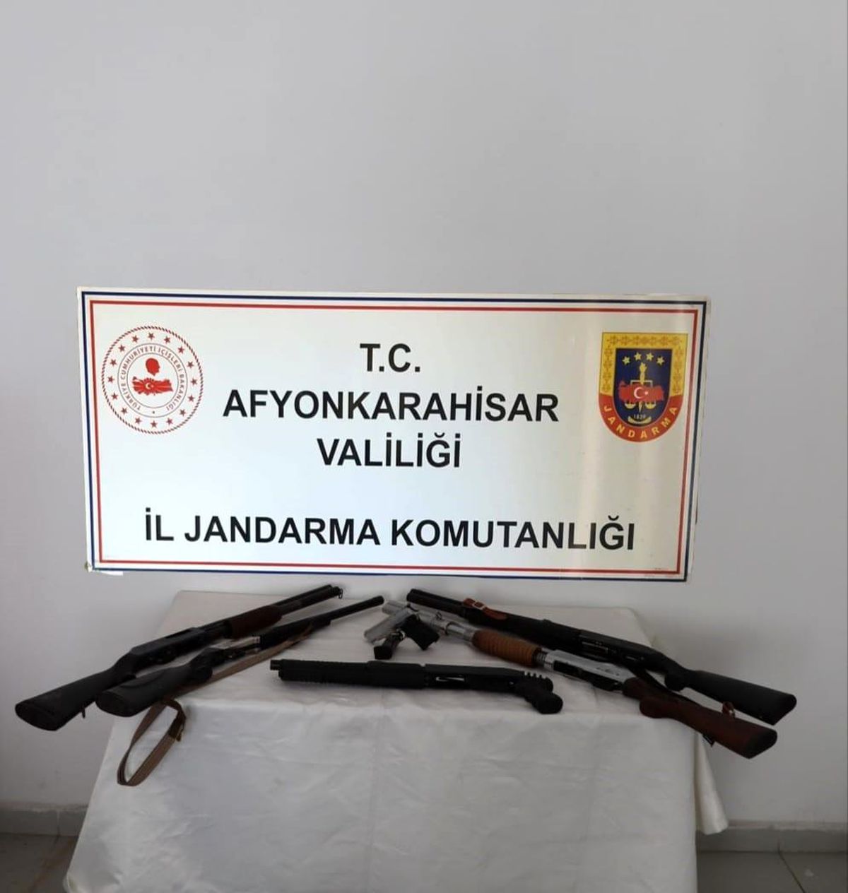 Afyonkarahisar\'da Silah Operasyonu: 9 Gözaltı