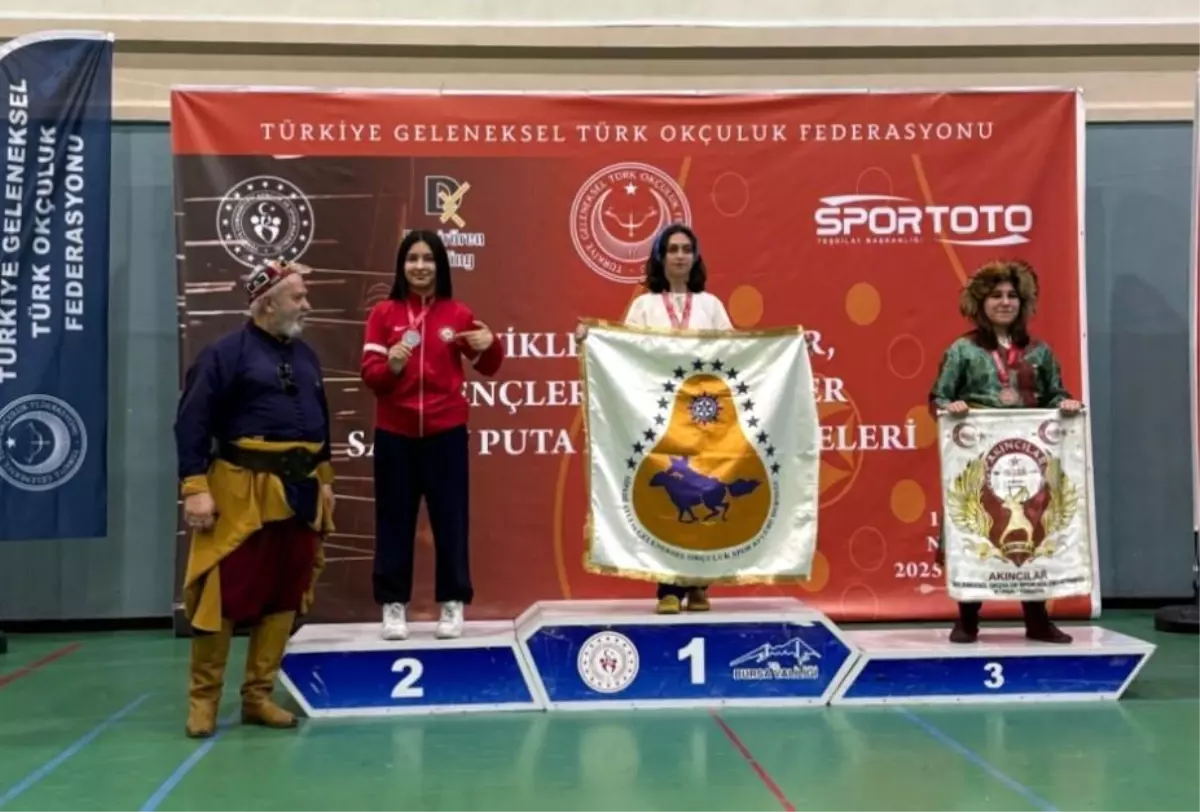 Ceren Arslan\'dan Geleneksel Türk Okçuluğunda Büyük Başarı