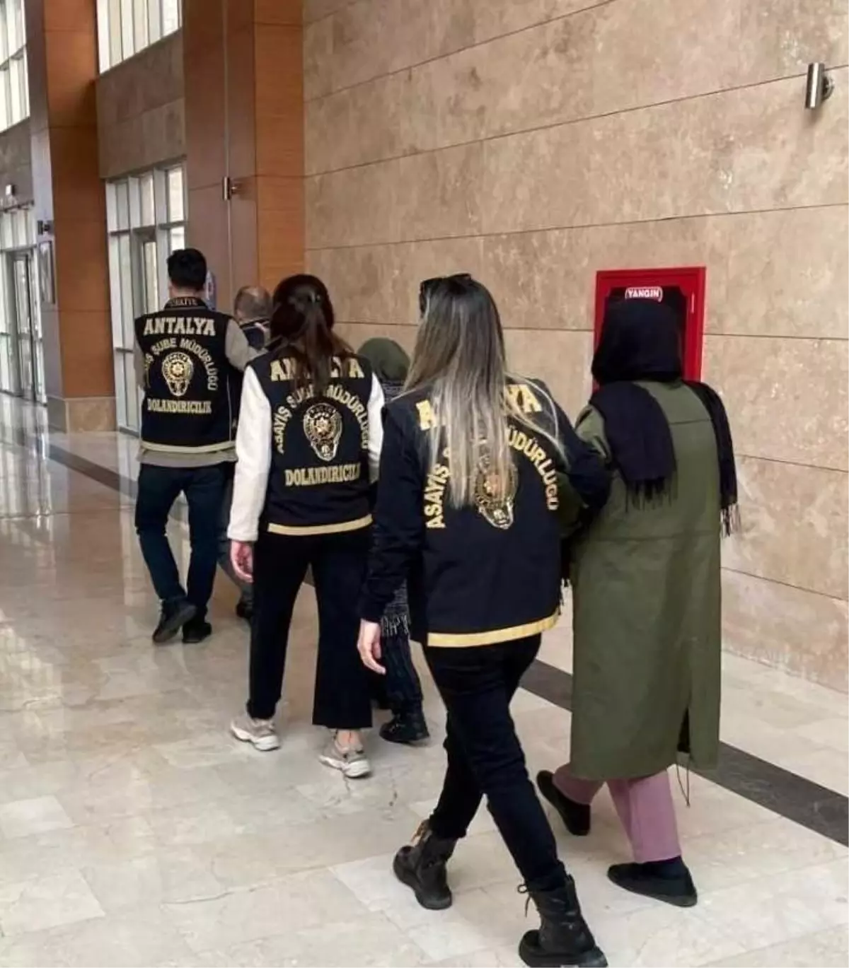 Antalya\'da Dolandırıcı Hocalar Tutuklandı