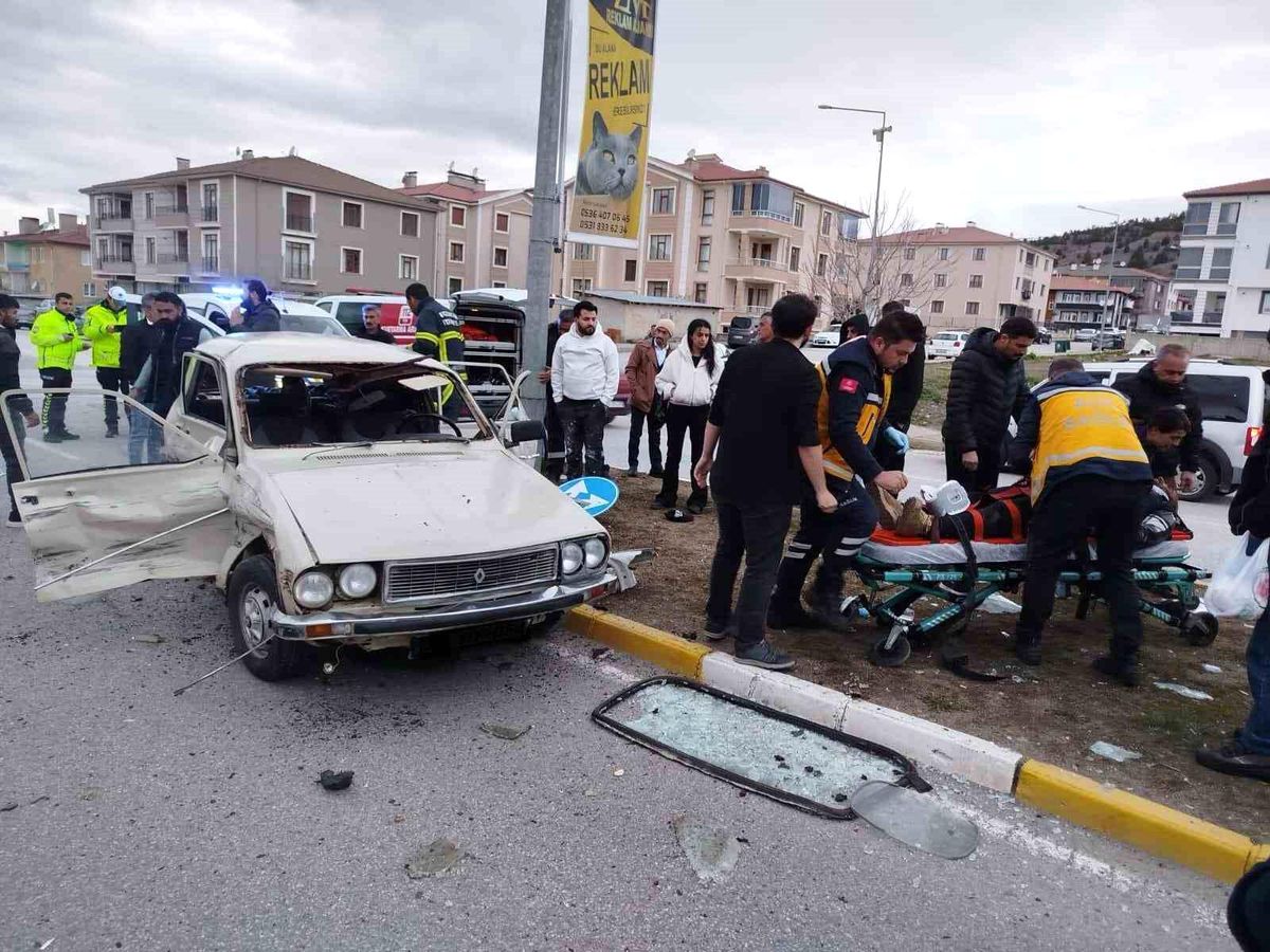 Erzincan’da Trafik Kazası: 3 Yaralı