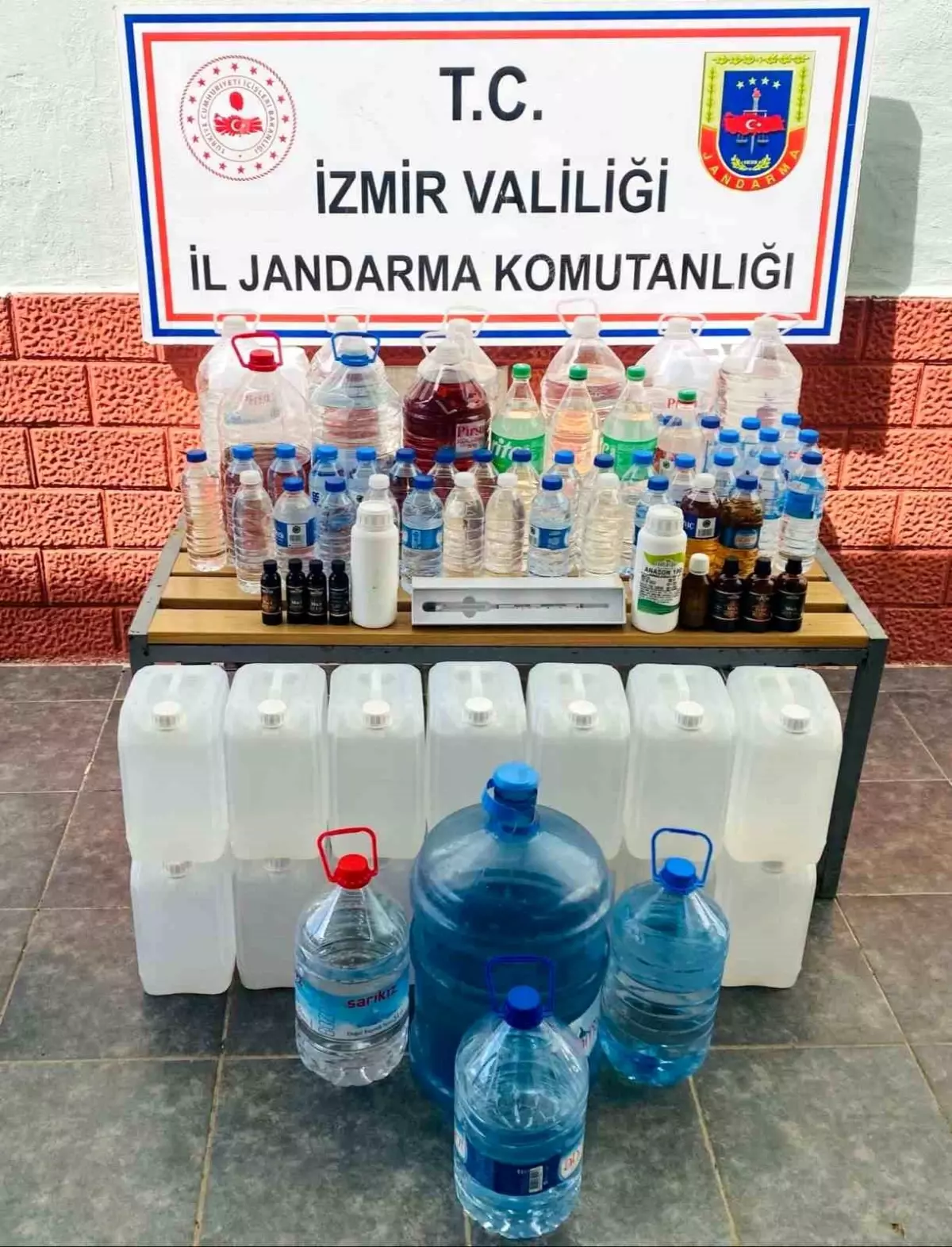 İzmir\'de Kaçak Alkol Operasyonu