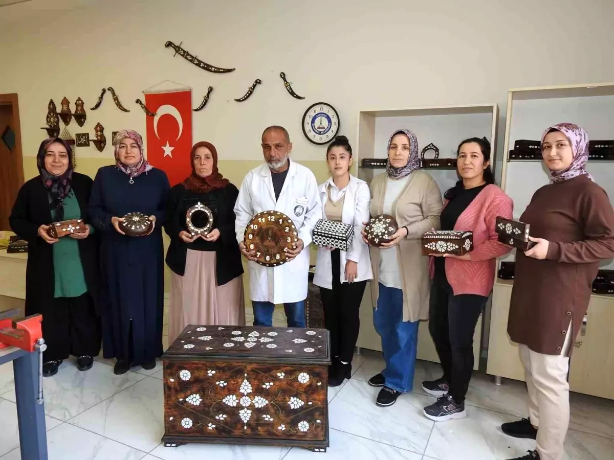 Gaziantep\'te Kadınlar Sedef Kakma Sanatını Yaşatıyor