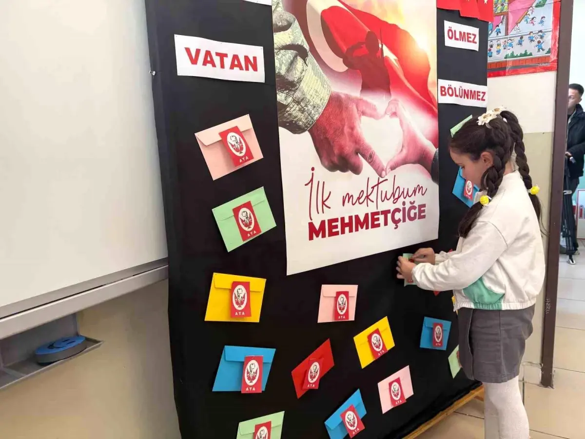 Kahraman Mehmetçik\'in kaleme aldığı mektuplar ilkokul öğrencilerine iletildi