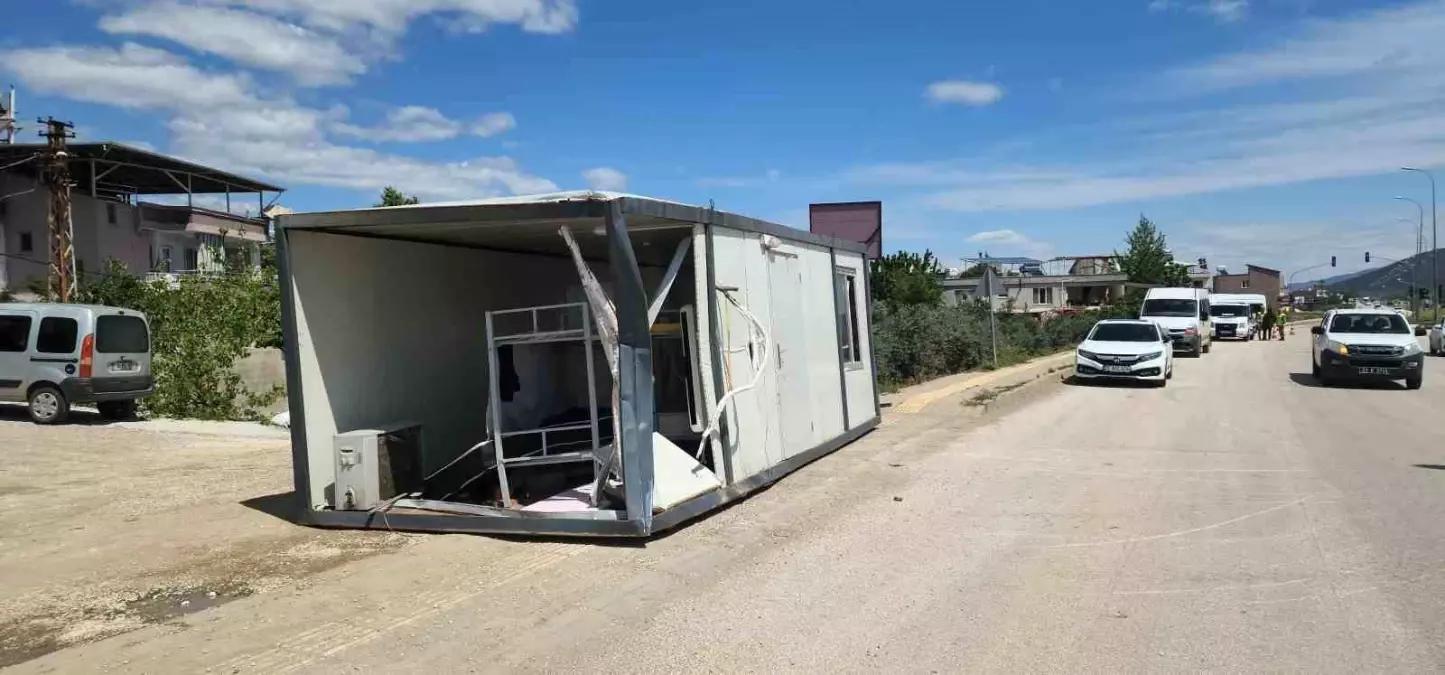 Hatay\'da Tır ve Minibüs Çarpıştı