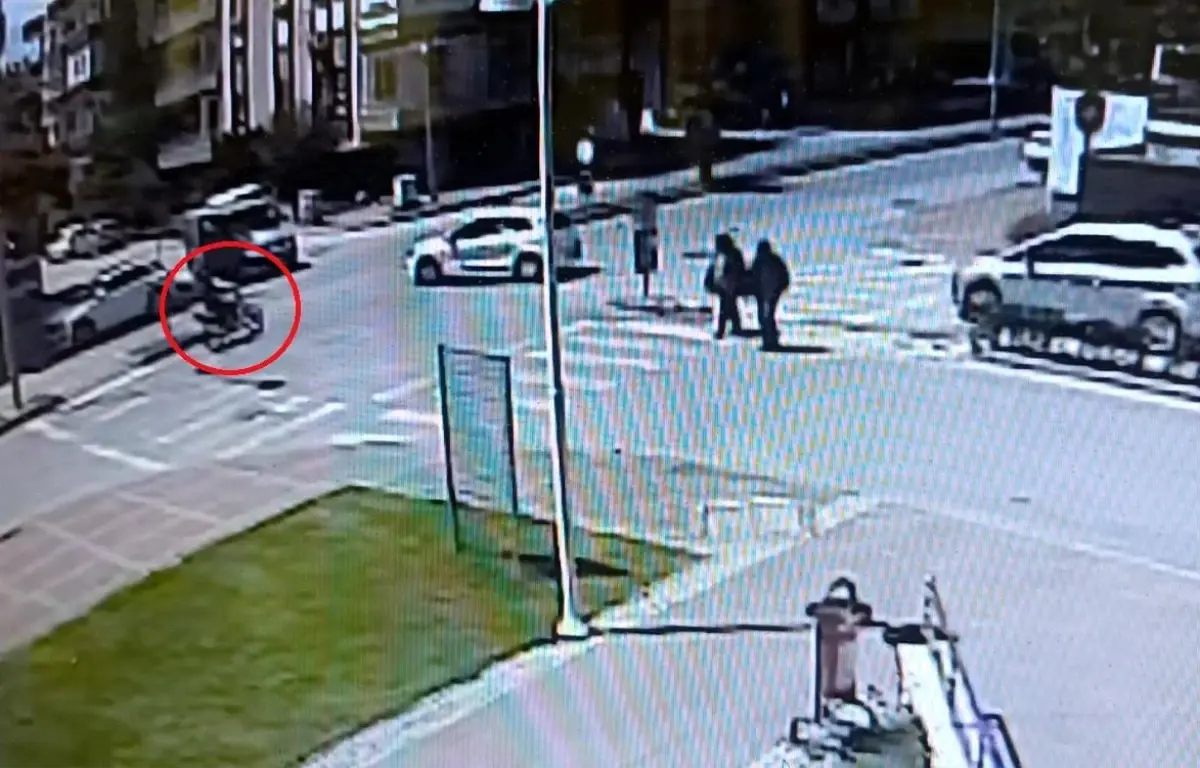 Manavgat\'ta Motosiklet Otomobille Çarpıştı