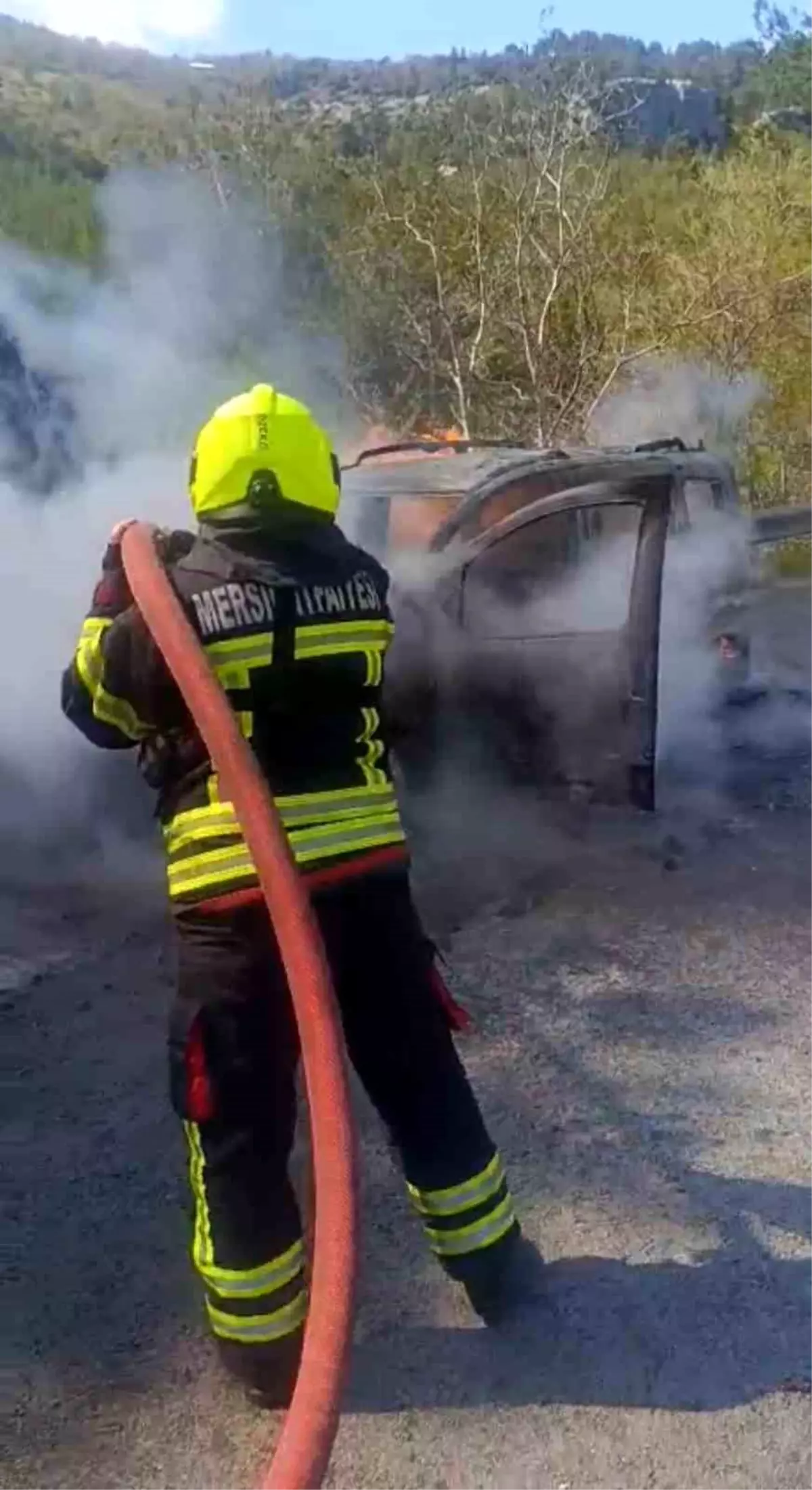 Mersin\'de Araç Yangını: Şans Eseri Yaralanan Yok