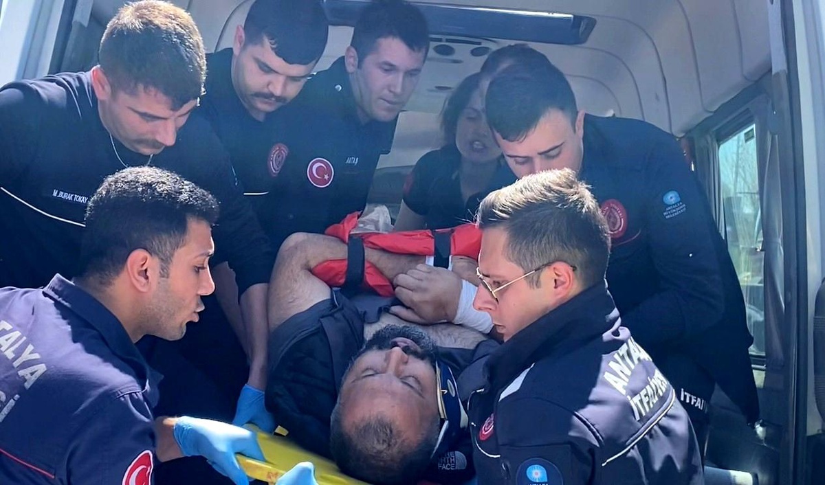 Antalya\'da Tur Minibüsü Kaza Yaptı: 6 Yaralı