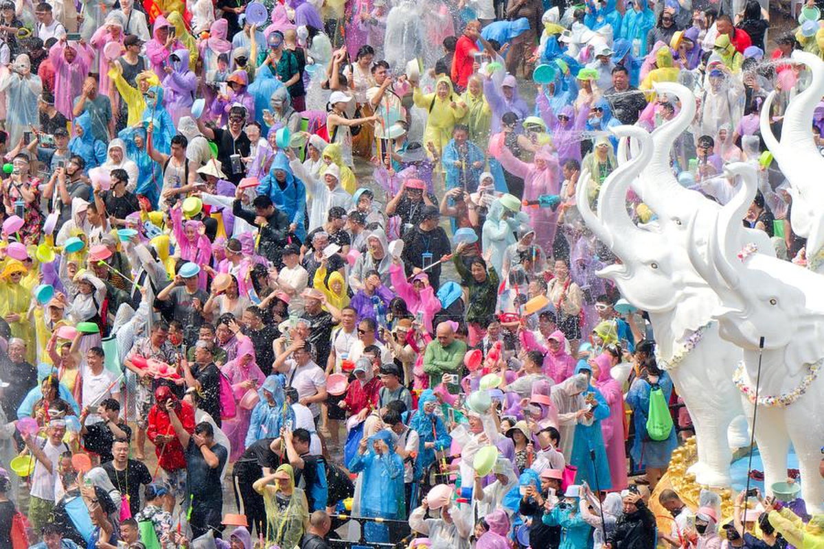 Su Sıçratma Festivali Coşkusu