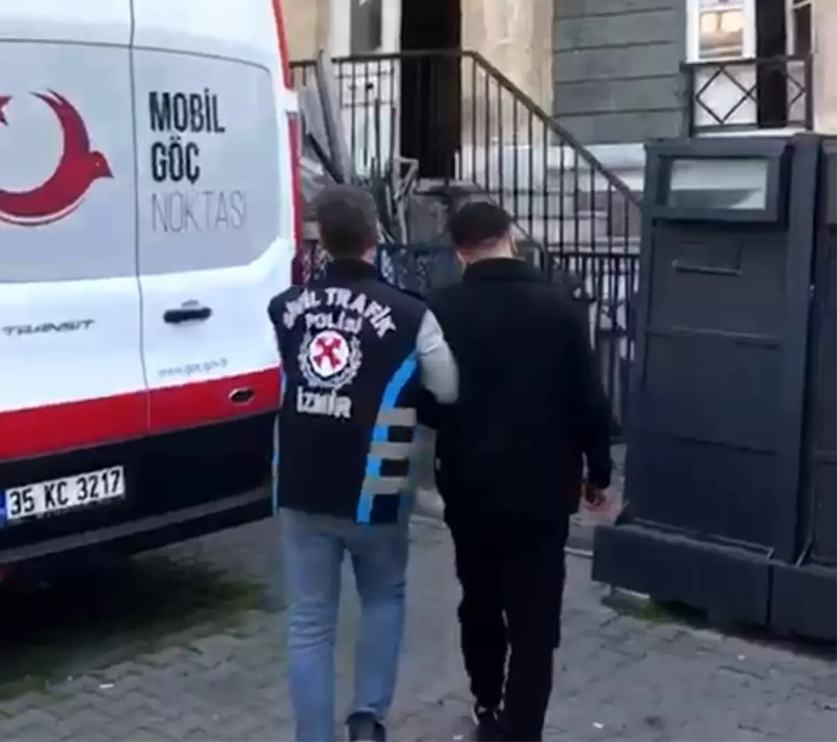 İzmir\'de Trafik Tartışması: Sürücüye Ceza