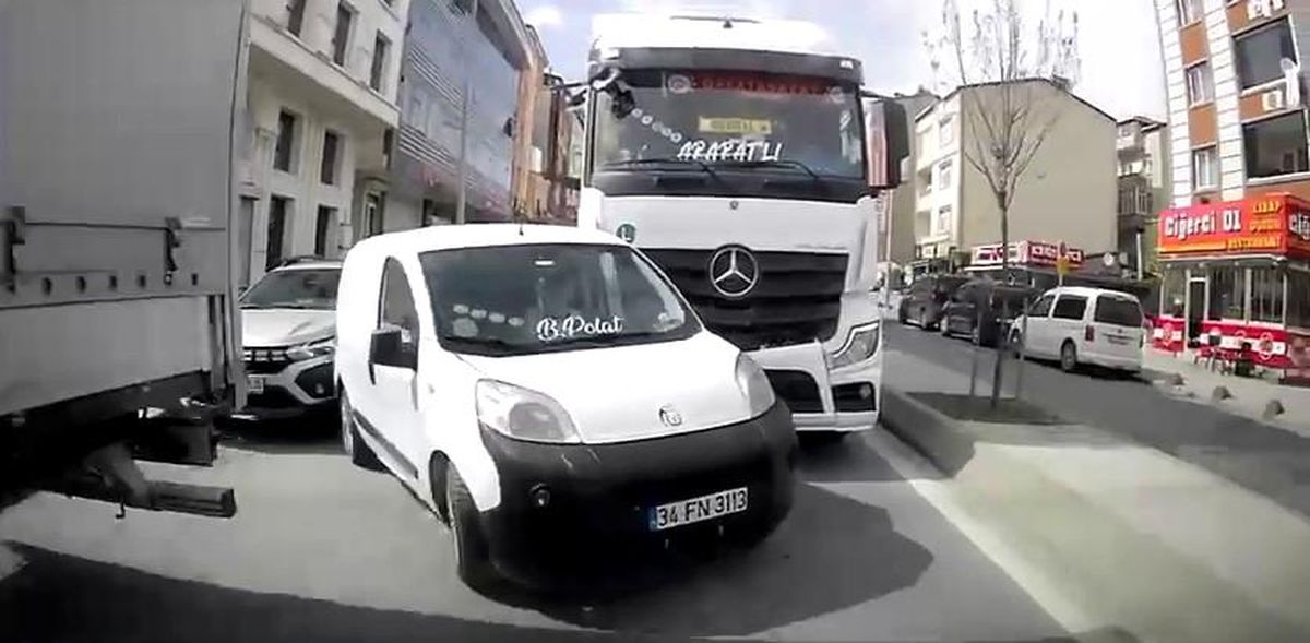 Arnavutköy\'de Tır ile Hafif Ticari Araç Çarpıştı