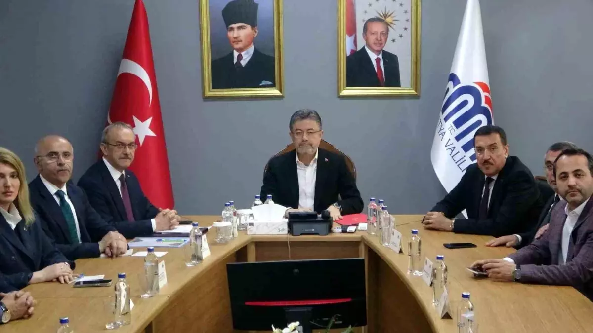 Bakan Yumaklı Malatya\'daki Zirai Donu İnceledi