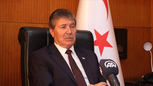 Başdanışman Saral'dan Kıbrıs'ta Başörtüsüne Sahip Çıkan İmam'a Destek