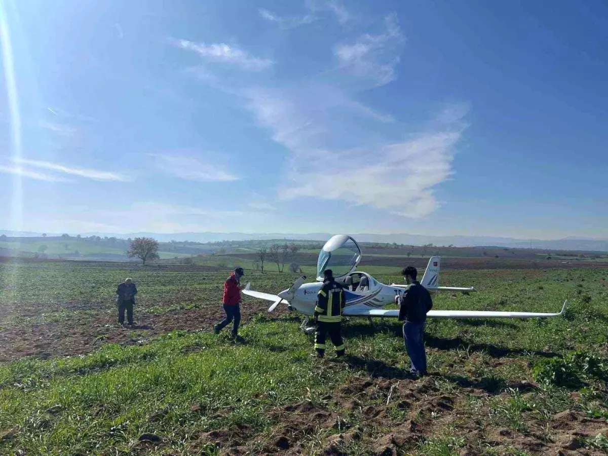 Eğitim Uçağı Tarlaya Zorunlu İniş Yaptı
