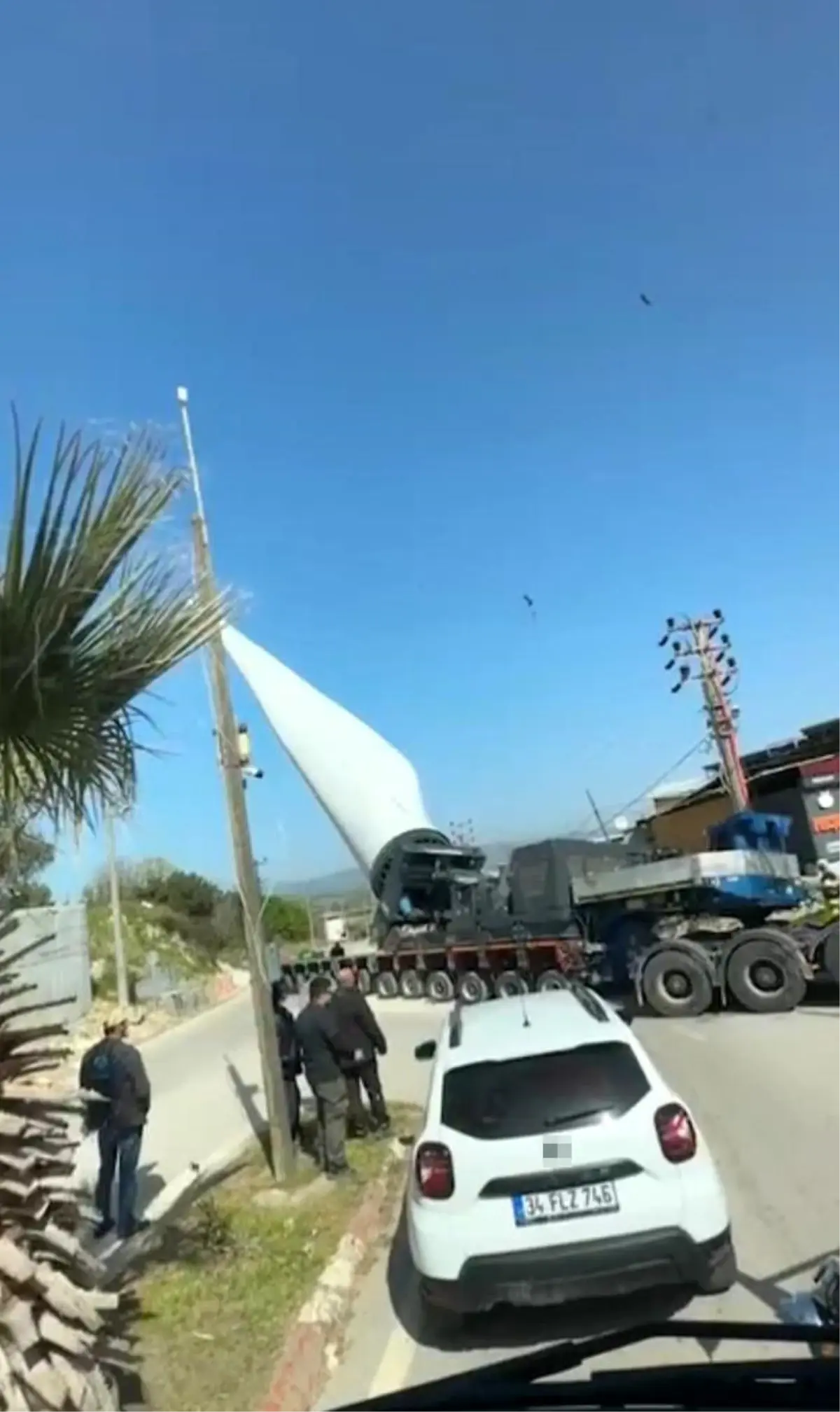 Çanakkale\'de Tır Devrildi, Maddi Hasar Oluştu