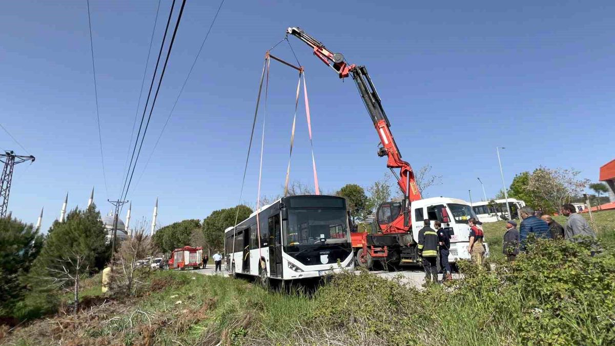 Çanakkale\'de Halk Otobüsü Yoldan Çıktı