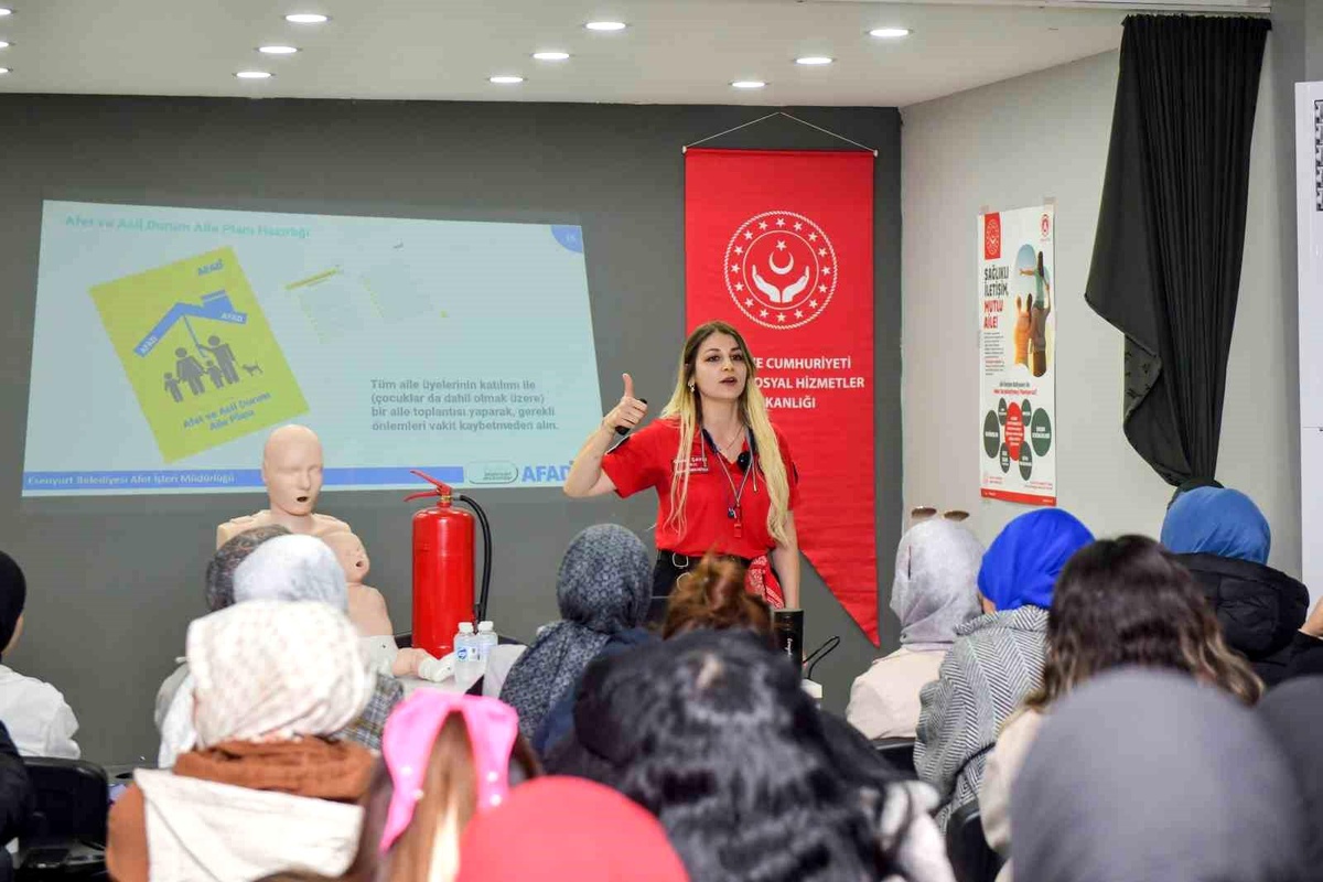 Esenyurt\'ta Kadınlar İçin Afet Bilinci ve İlk Yardım Eğitimi Verildi