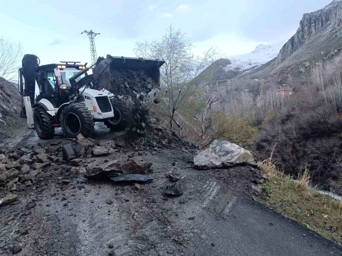 Hakkari\'de Yağışlar Sonrası Düşen Kayalar Temizlendi