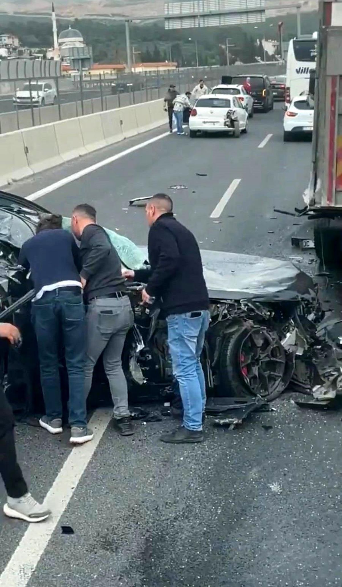 İzmir\'de Kaza: Otomobil Hurda, Sürücüler Kurtarıldı