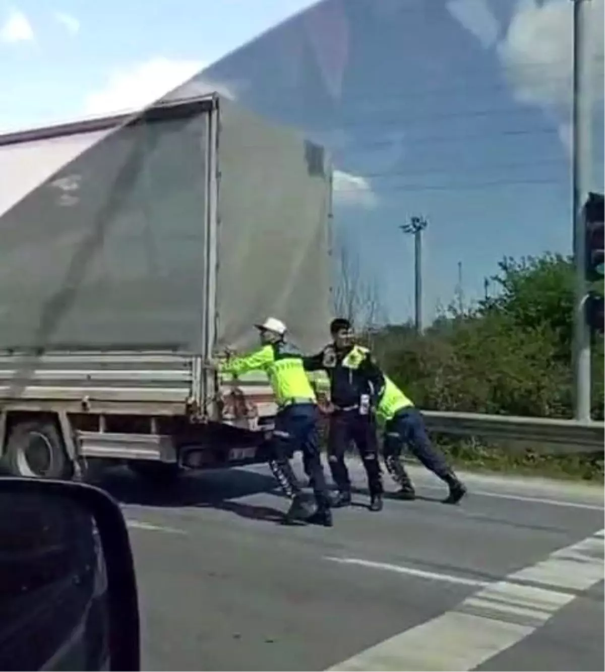 Jandarma Kamyonet Sürücüsüne Yardım Etti