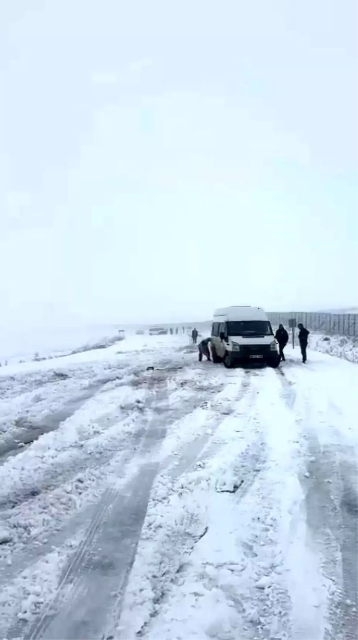 Kars\'ta Kar Yağışı Ulaşımı Aksattı