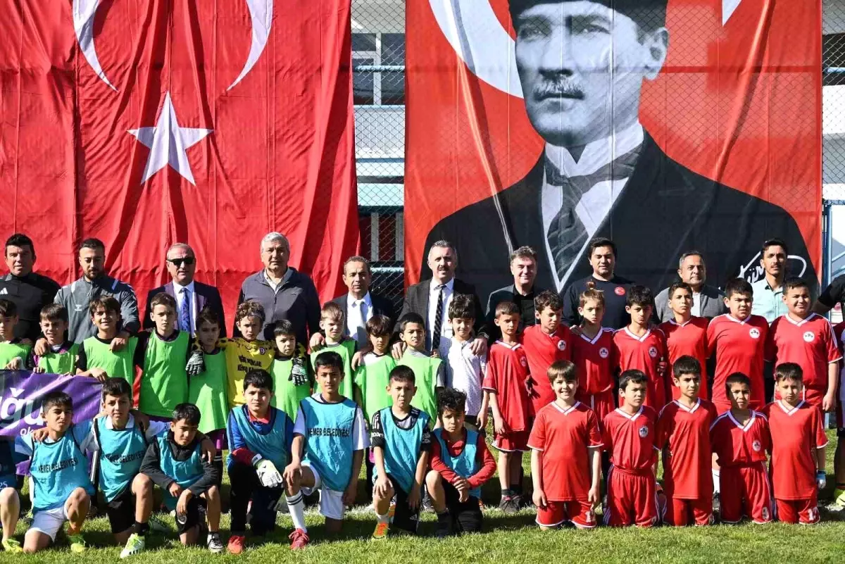 Kemer\'de 23 Nisan Futbol Turnuvası Başladı
