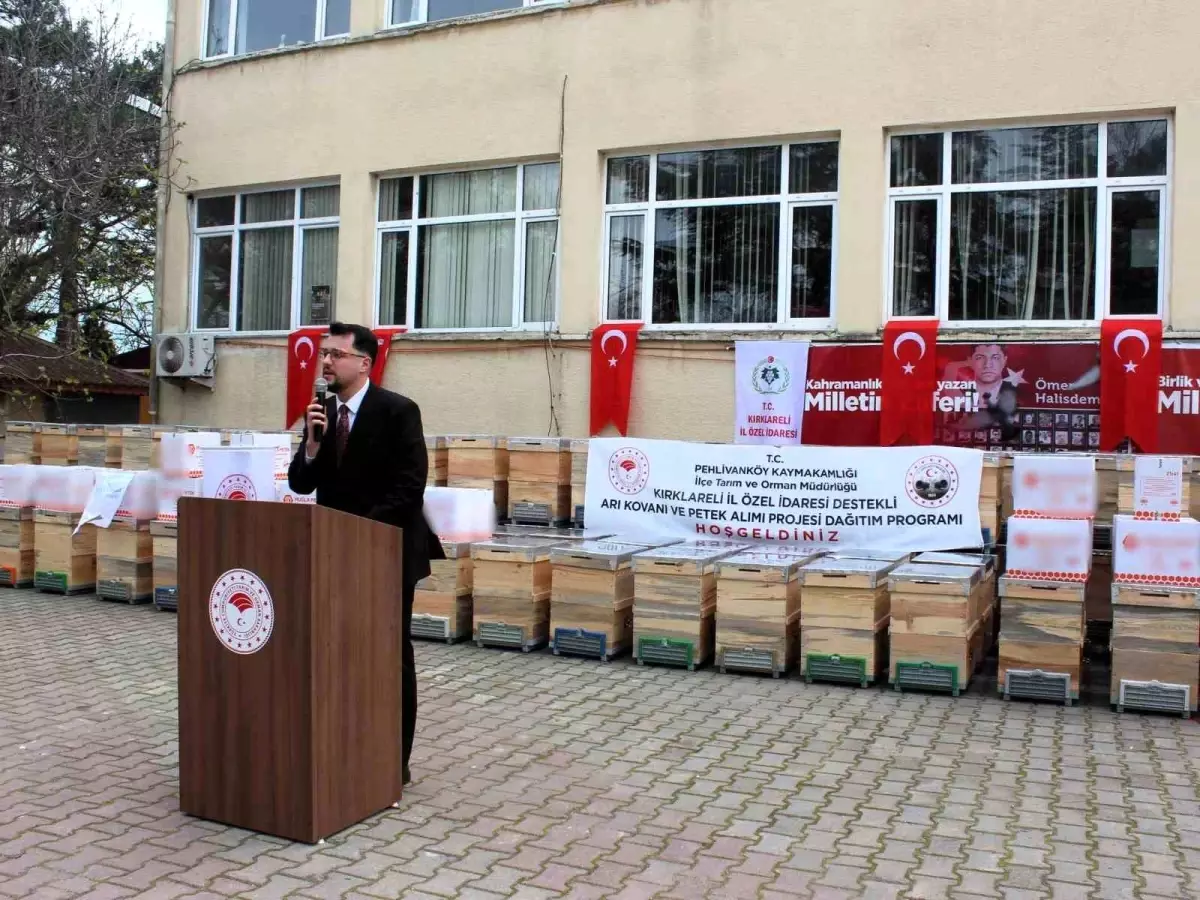 Kırklareli\'nde Arıcılara Kovan ve Petek Dağıtımı