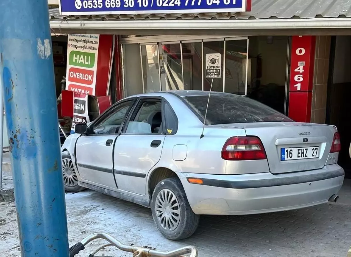 İnegöl\'de Otomobil İş Yerine Daldı