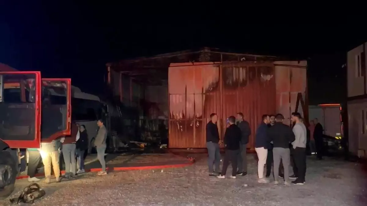 Bursa\'da Servis Minibüsü Yangını Oto Tamir Dükkanına Sıçradı