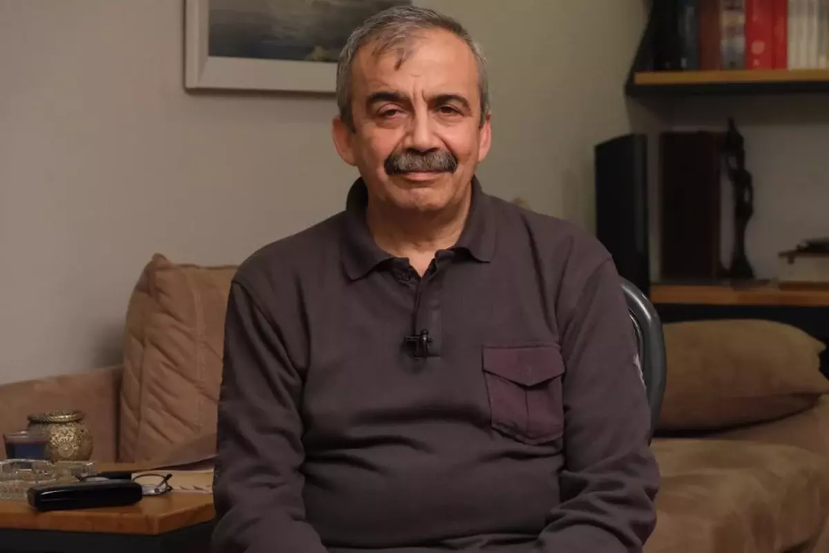 Sırrı Süreyya Önder\'in ameliyatı 9 saatten fazla süredir devam ediyor