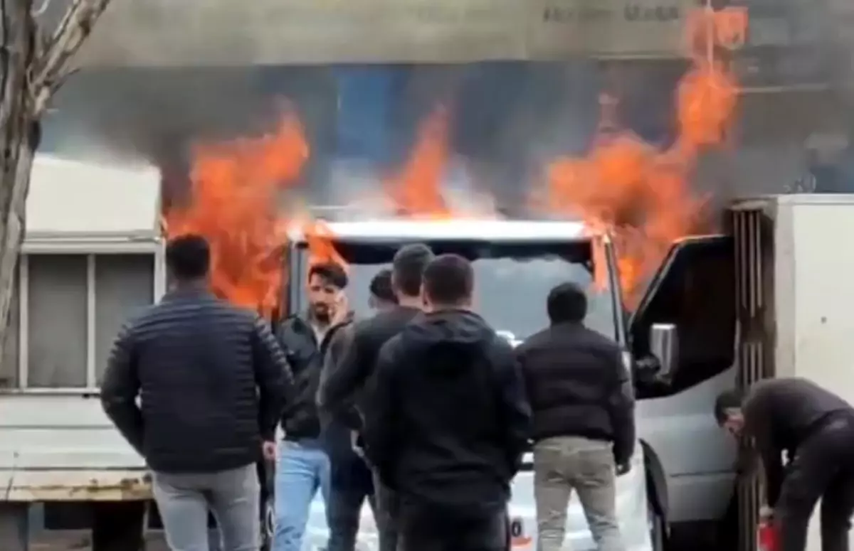 Ağrı\'da Çekici Yangınında Araç Kullanılamaz Hale Geldi