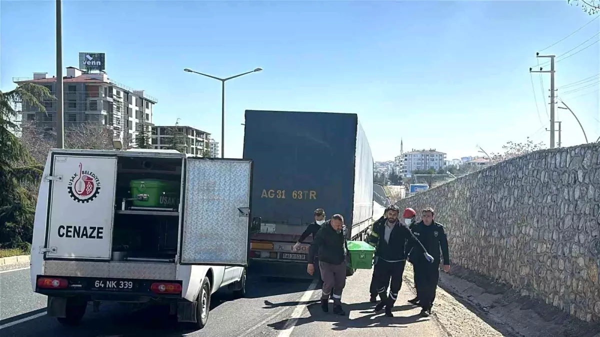 Uşak\'ta Motosiklet ve Tır Çarpıştı: Sürücü Hayatını Kaybetti