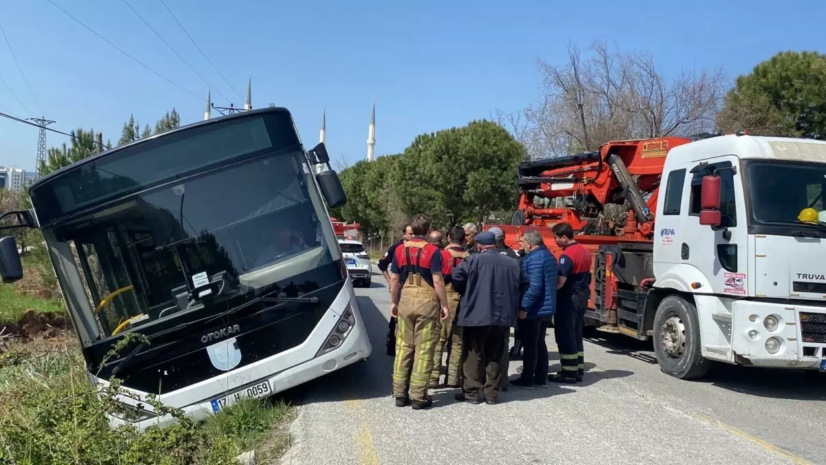 Çanakkale\'de Halk Otobüsü Kazası: 20 Yolcu Sağ Kurtuldu, Şoför Vinçle Kurtarıldı