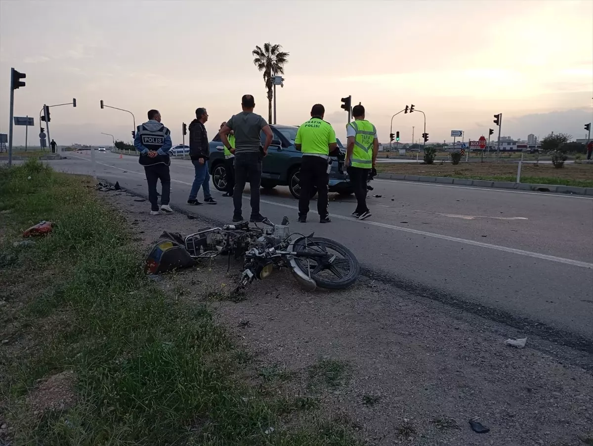 Adana\'da Cip ile Motosiklet Çarpıştı: 2 Yaralı