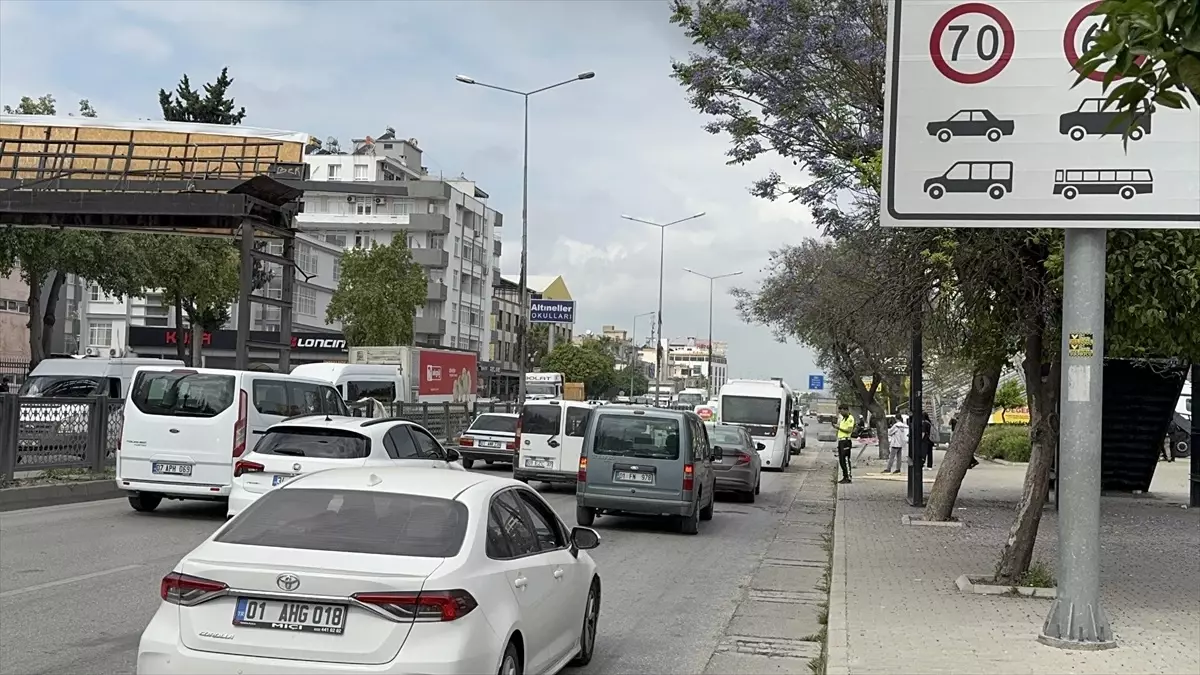 Adana\'da Tır Damperi Üst Geçidi Yıktı