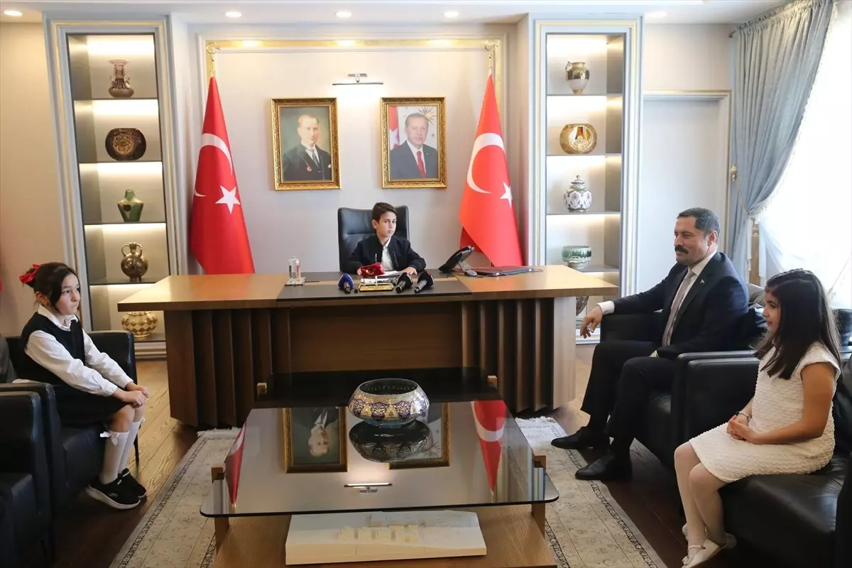Valiler Makamlarını Öğrencilere Bıraktı