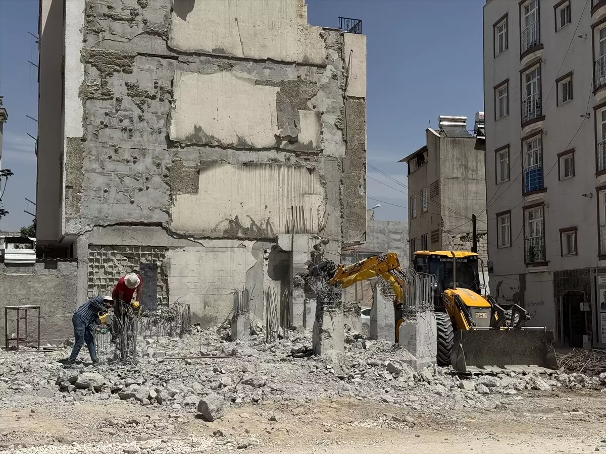 Adıyaman\'da Aykırı Yapı Yıkıldı