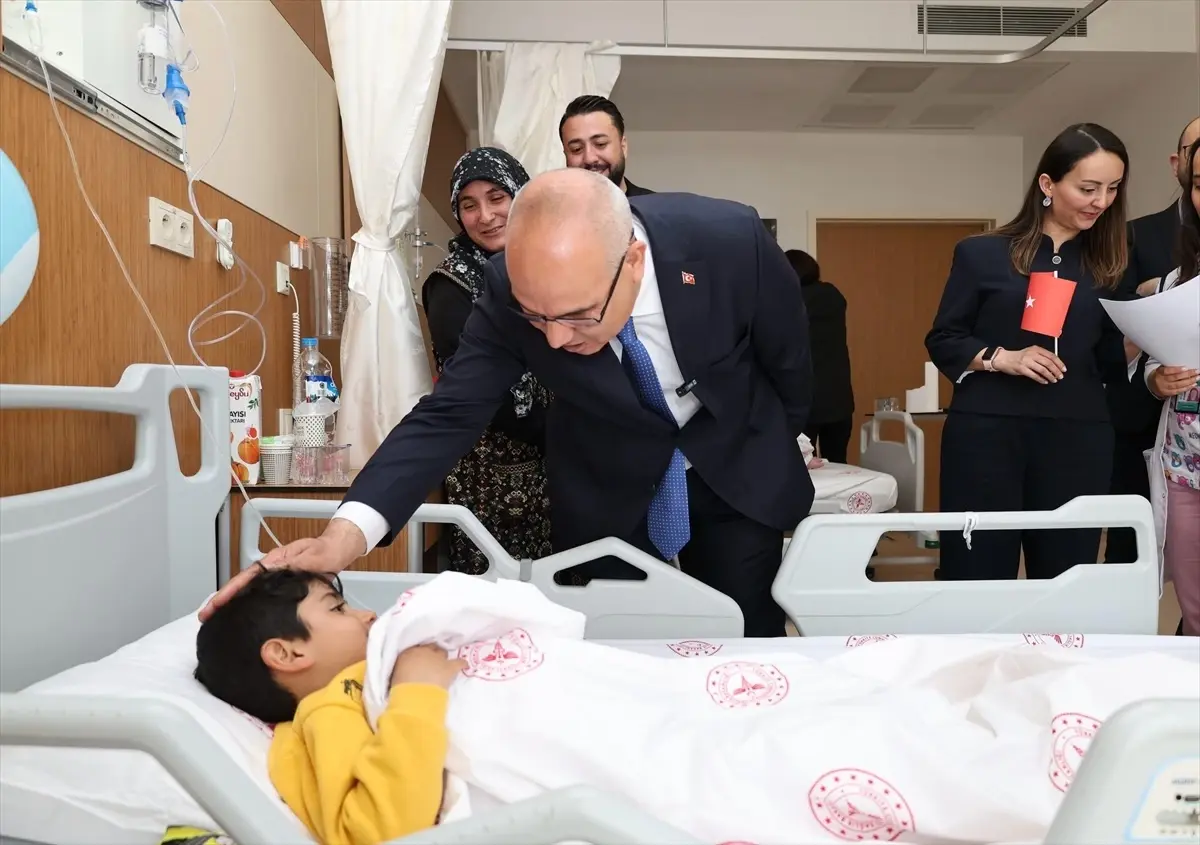 Ağrı Valisi Koç, hastanede tedavi gören çocukların bayramını kutladı Açıklaması