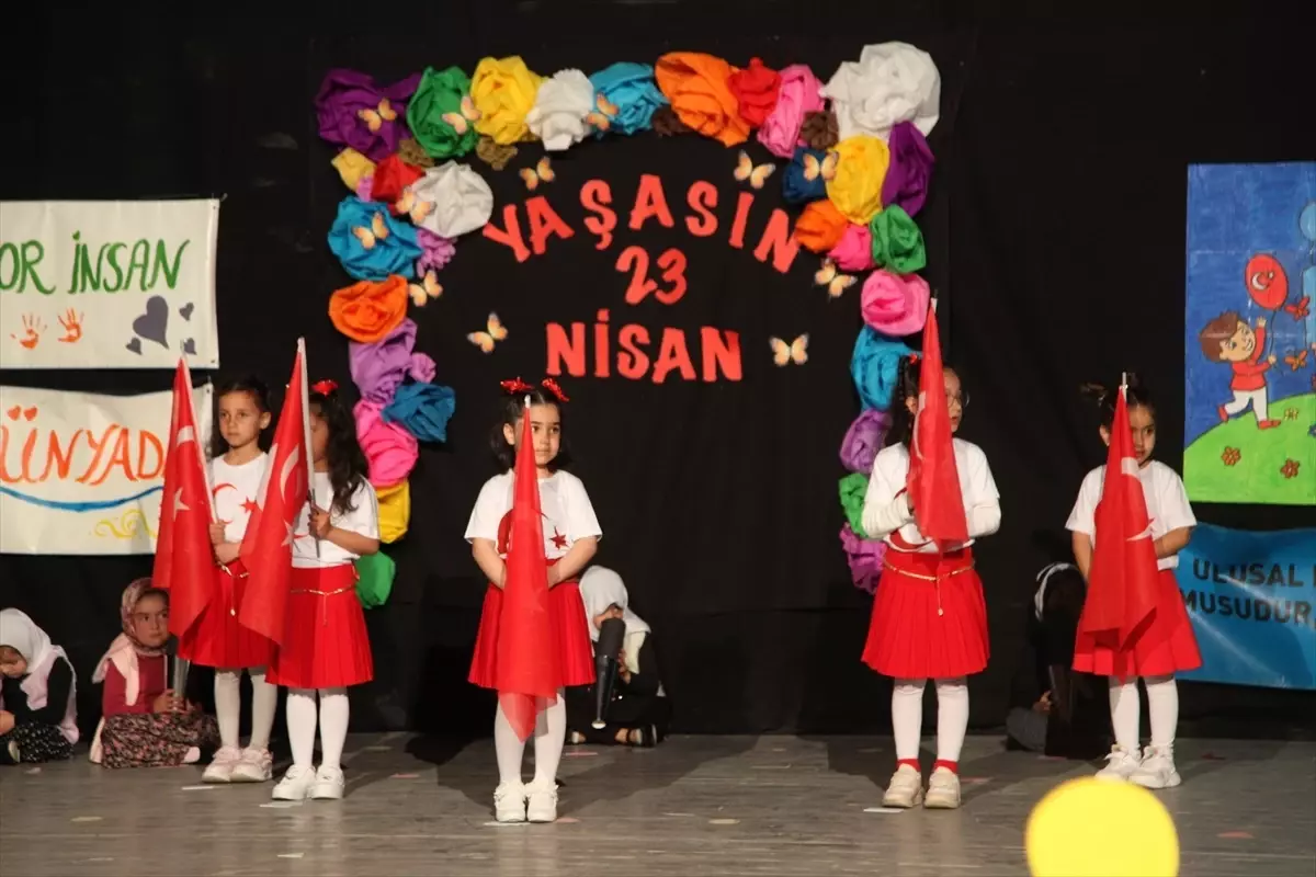 Ahlat\'ta 23 Nisan Coşkusu