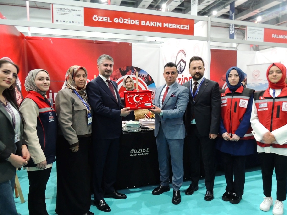 Aile ve Sosyal Hizmetler Bakan Yardımcısı Tarıkdaroğlu, engelli bireylerin eserlerini inceledi