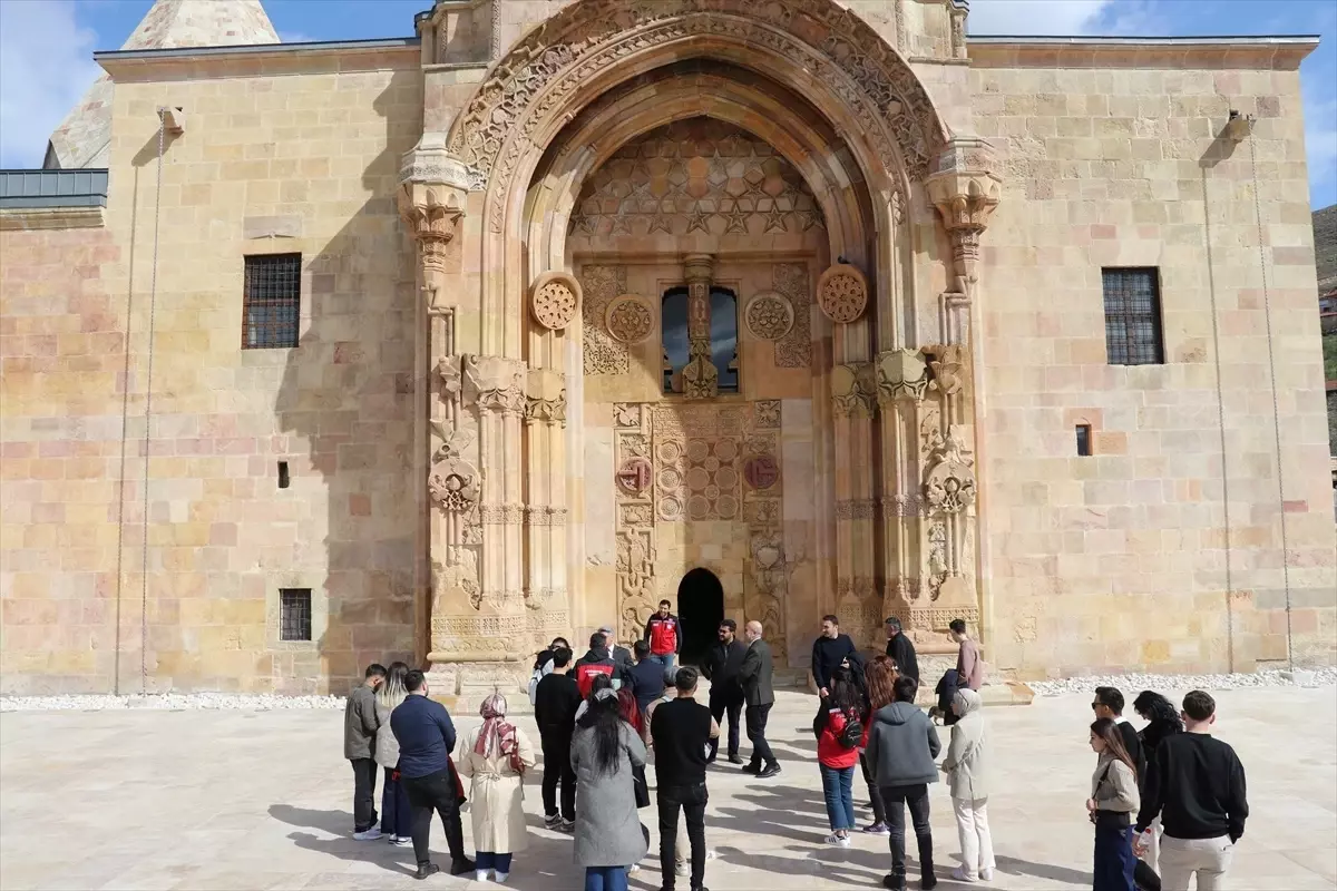 "Aile Yılı" kapsamında 16 çift, "Anadolu\'nun El-Hamrası" Divriği Ulu Camisi\'ni gezdi