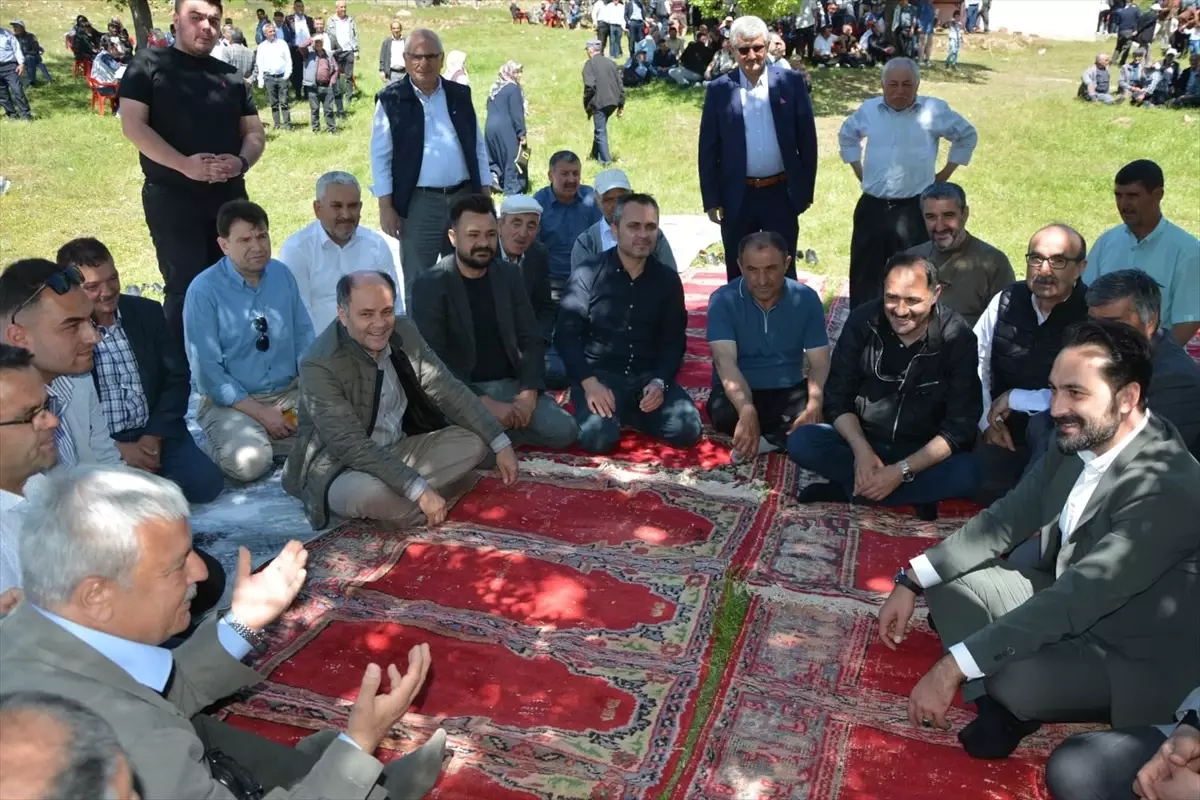 AK Parti\'li Arınç, Demirci\'de etkinliklere katıldı