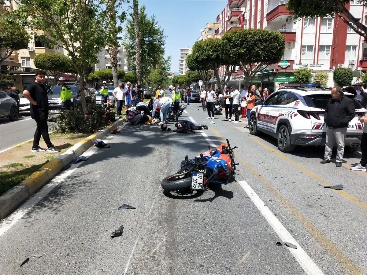 Alanya\'da Motosiklet Kazası: 2 Yaralı