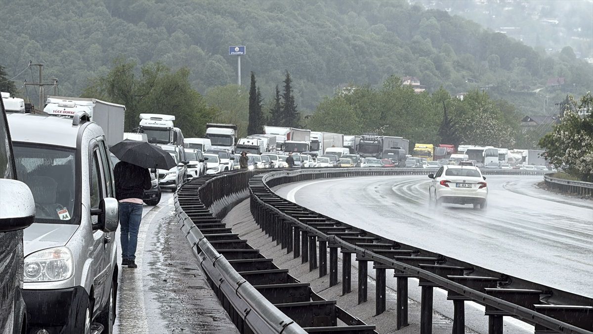 Anadolu Otoyolu\'nda Tır Devrildi
