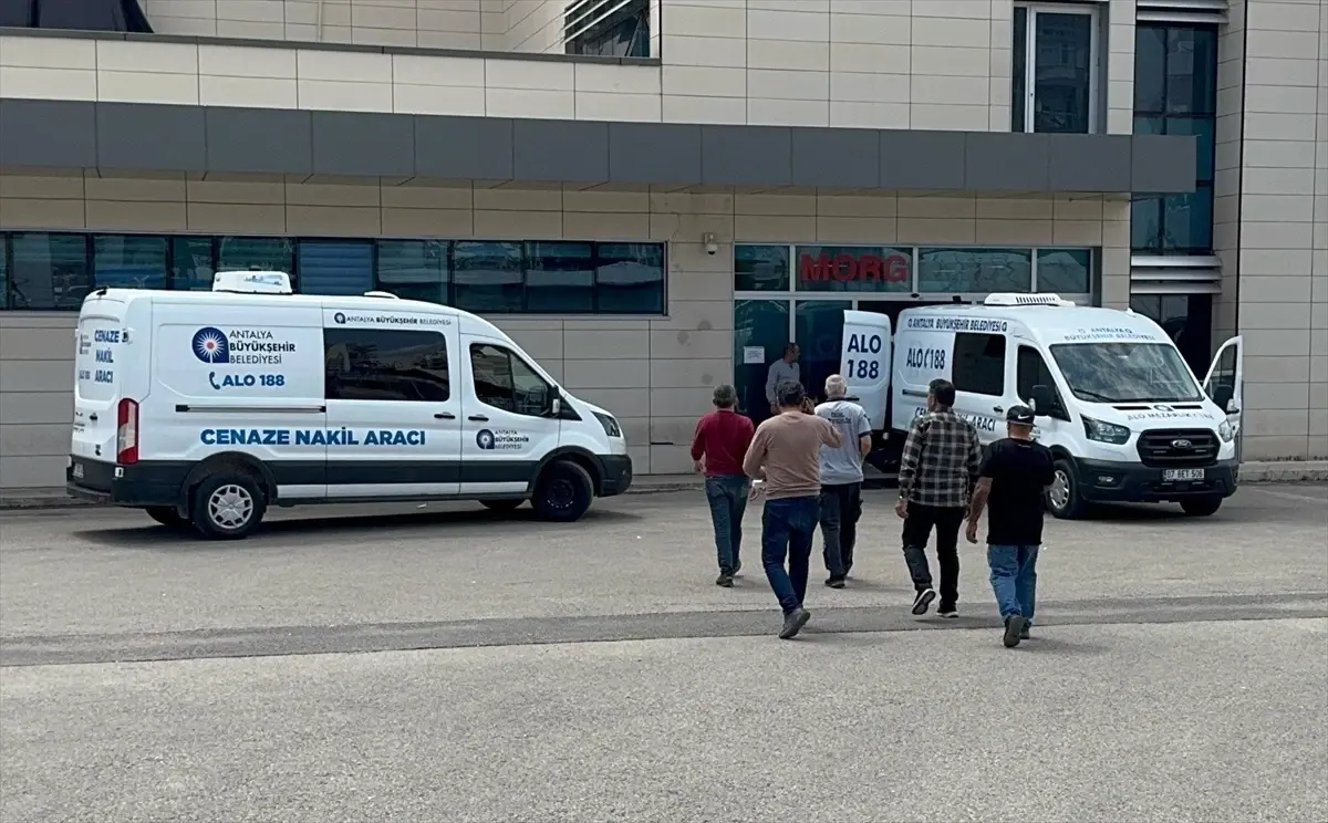 Serik\'teki Çocuk Cenazesi Toprağa Verildi