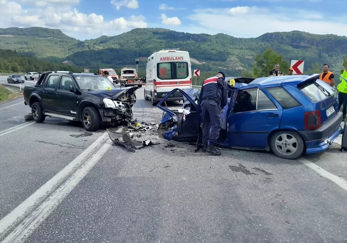 Antalya\'da Trafik Kazası: 1 Ölü, 3 Yaralı